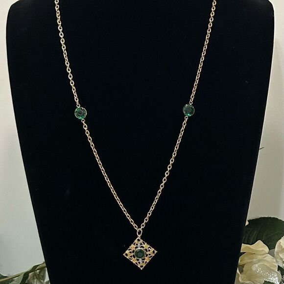 Vtg Pendant Station Necklace Emerald Green Glass Stones Diamond-Shaped Filigree - Picture 2 of 7